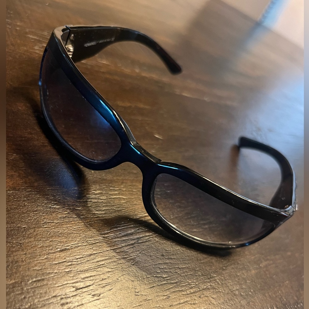 CHANEL Vintage* Elegant Black Sunglasses